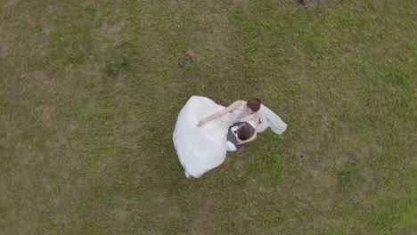 Encantadores-Recién-Casados-Novia-Caucásica-Novio-Bailando-En-El-Parque,-Besándose,-Familia-De-Pareja-De-Bodas