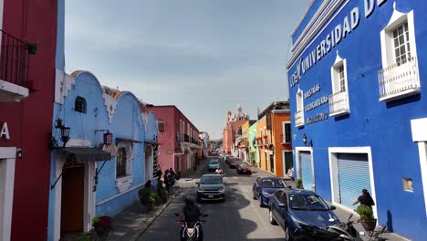 Dolly-En-Vuelo-A-Baja-Altura-Entre-Casas-Coloridas-Revela-El-Encanto-De-Un-Pequeño-Pueblo-En-Atlixco,-Puebla