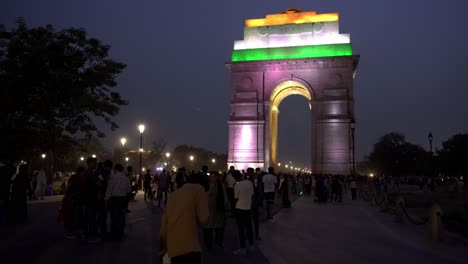 Touristenmenge-Genießt-Nächtlichen-Blick-Auf-Das-Mit-Dreifarbigem-Licht-Beleuchtete-India-Gate