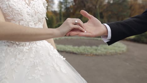 Recién-Casados.-Manos-Del-Novio-Con-La-Novia-En-El-Parque.-Pareja-De-Novios.-Familia-Feliz