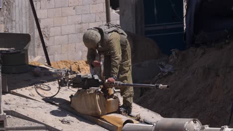 Un-Soldado-Israelí-De-Las-Fuerzas-De-Defensa-De-Israel-Limpia-Su-Arma-De-Combate-Con-Un-Trapo.