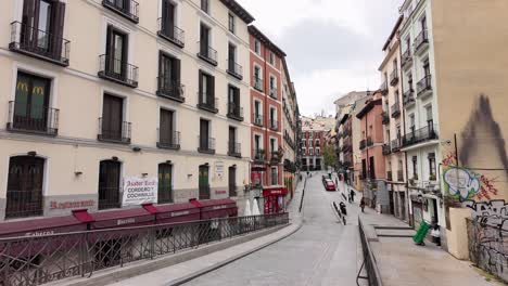 Historische-Straße-In-Madrid-Mit-Typischen-Häusern-Im-Alten-Stadtzentrum