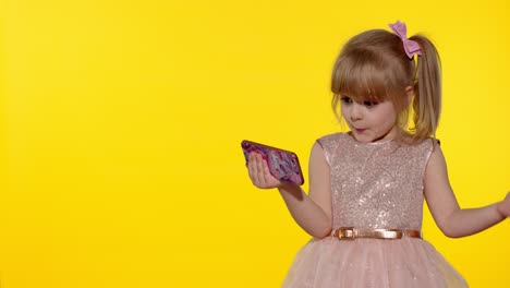 Child-girl-using-smartphone.-Kid-looking-at-the-screen-of-a-mobile-phone,-watching-cartoons