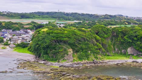 Vista-Aérea-De-Un-Pueblo-Costero-En-La-Campiña-De-Japón