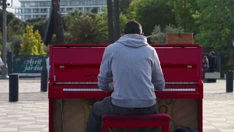 Un-Artista-Callejero-Toca-El-Piano-En-La-Plaza-Massena-De-Niza,-Francia