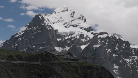 Tissot-Cliffwalk-An-Der-Ersten-Station-Mit-Schweizer-Alpen-Im-Hintergrund