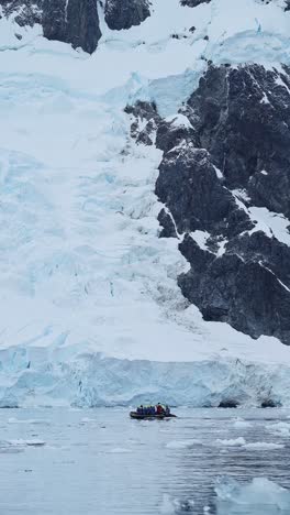 Excursión-En-Barco-Zodiac-De-La-Antártida-En-Un-Viaje-A-La-Antártida,-Vacaciones-Y-Vacaciones-Con-Un-Hermoso-Paisaje-Invernal-Asombroso,-Paisaje-Glaciar-En-El-Océano-Austral-En-La-Península-De-La-Antártida