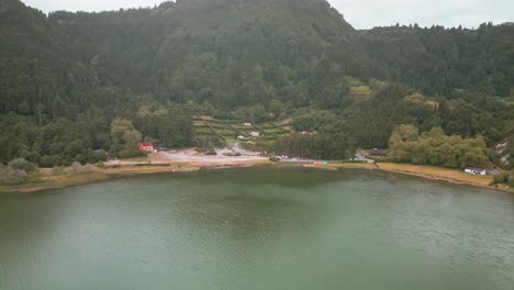 Vista-Aérea-Frontal-De-La-Orilla-Del-Lago-Del-Cráter-De-Furnas-En-São-Miguel,-Azores