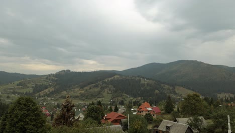 Wolken-Ziehen-über-Den-Karpahischen-Ukraine-Berghügeln-Zeitraffer-Sommerberge-Naturlandschaft