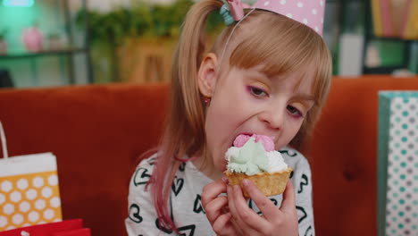 Niña-Pequeña-Con-Muchos-Regalos-Celebrando-La-Fiesta-De-Cumpleaños-Comiendo-Pastel-De-Postre