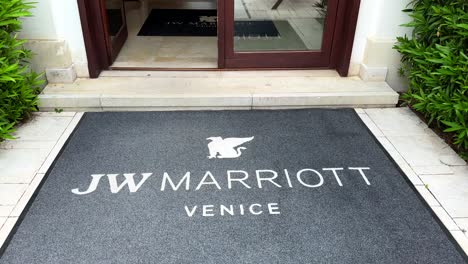 Entrada-Al-Hotel-JB-Marriott,-Venecia,-Italia---Revelación-Inclinada-Hacia-Arriba