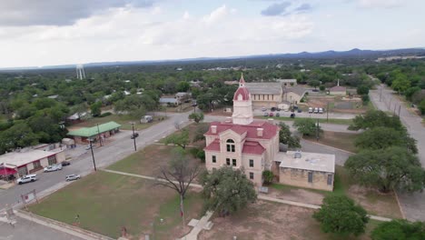 Aerial-footage-of-the-Bandera-County-Courthouse-in-Bandera-Texas