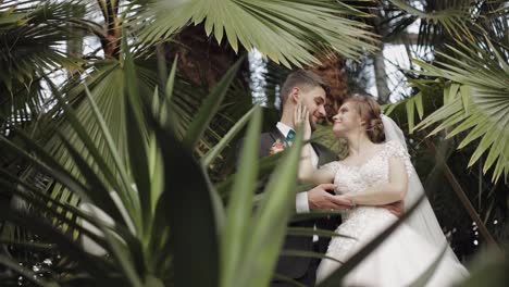 Frischvermählte.-Kaukasischer-Bräutigam-Mit-Braut-Im-Park.-Hochzeitspaar.-Glückliche-Familie