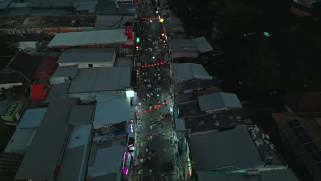 Toma-Aérea-En-Movimiento-De-Bangla-Road-En-La-Playa-De-Patong-En-Phuket,-Tailandia