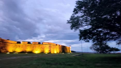 Paseo-Panorámico-Por-Los-Restaurantes-De-La-Ribera-Del-Río-Amazonas,-Capturando-El-Ambiente-De-La-Hora-Azul