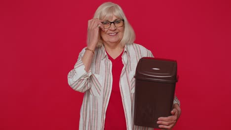 Mujer-Mayor-Sonriente-Despegando,-Tirando-Gafas-A-La-Basura-Después-De-La-Terapia-De-Tratamiento-Con-Láser-Visual