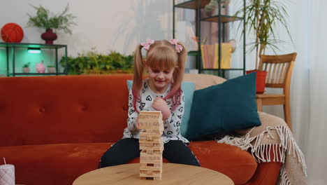 Feliz-Niña-Adolescente-Jugando-Bloques-De-Torre-De-Madera-Juego-De-Ladrillos-En-Casa-En-Una-Sala-De-Estar-Moderna