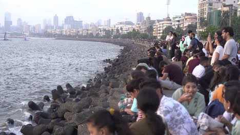 Touristen-Am-Sonnenuntergangspunkt-Am-Marin-Drive-Beach-Mit-Blick-Auf-Die-Skyline-Von-Mumbai-Im-Hintergrund