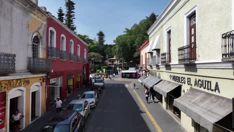 Lively-city-center-with-people,-cars-and-vendors