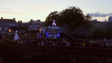 Beeindruckende-Pegasus-Parade-Mit-Rauch,-Tänzern-Und-Lichtern-In-Der-Stadt-Galway-Bei-Sonnenuntergang