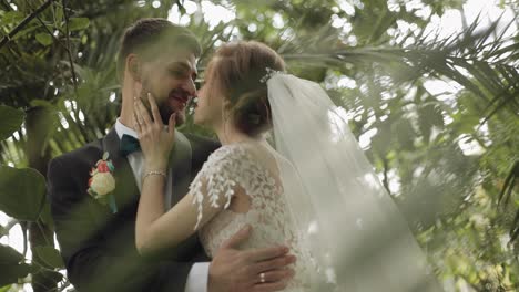 Frischvermählte.-Kaukasischer-Bräutigam-Mit-Braut-Im-Park.-Hochzeitspaar.-Glückliche-Familie