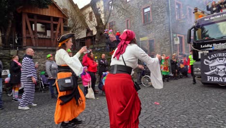 Kostümierte-Deutsche-Frauen-Tanzen-Auf-Straßenparade-Inmitten-Der-Menschenmenge-Während-Des-Rosenmontagskarnevals