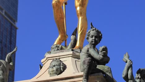 La-Fuente-De-Neptuno-Adornada-Con-ángeles,-Sirenas-Y-Ostras.