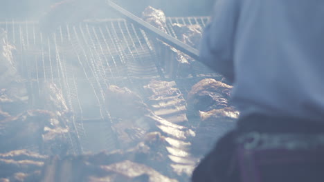 Hombre-Trabajando-En-Un-Restaurante-Cocinando-Carne-Ahumada-En-Una-Barbacoa-Tradicional