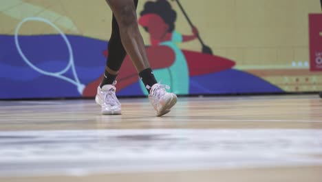 Zeitlupenaufnahme-Der-Schuhe-Verschiedener-Basketballspieler-Auf-Einem-Platz