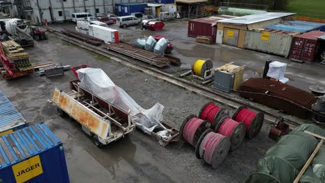 Sitio-De-Parque-Industrial-Con-Contenedores-De-Envío-Y-Almacenamiento-De-Cables-Eléctricos