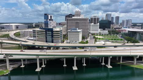 Escena-De-Tráfico-En-La-Autopista-Del-Paso-Elevado-Frente-Al-Horizonte-Del-Centro-De-Orlando-En-Un-Día-Nublado