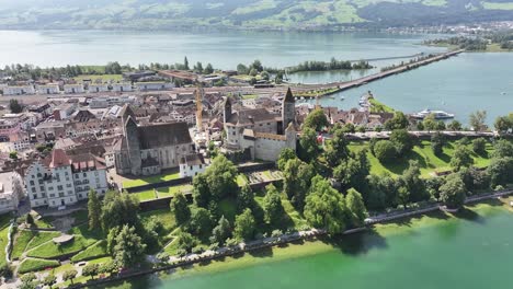 Vista-Panorámica-De-La-Zona-Residencial-A-Orillas-Del-Lago-En-Rapperswil-Jona,-Zürichsee,-Suiza,-Que-Resalta-El-Concepto-De-Una-Vida-Encantadora-Junto-Al-Lago-Y-Un-Diseño-Comunitario-Armonioso