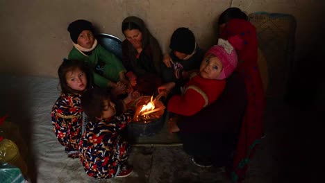 Una-Familia-Afgana-Pobre-Con-Hijos,-Un-Recién-Nacido-Y-Una-Viuda,-Que-Vive-En-Una-Mala-Situación-Y-Busca-Ayuda,-Necesitada-Con-Su-Familia