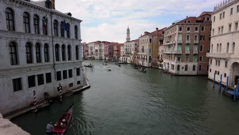 Gran-Canal,-La-Vía-Fluvial-Principal-Que-Atraviesa-El-Corazón-De-Venecia,-Italia,-Con-Góndolas