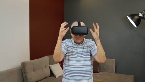 Abuelo-Mayor-Con-Gafas-Virtuales-Viendo-Un-Increíble-Vídeo-3d-En-Un-Casco-360-Vr-En-Casa