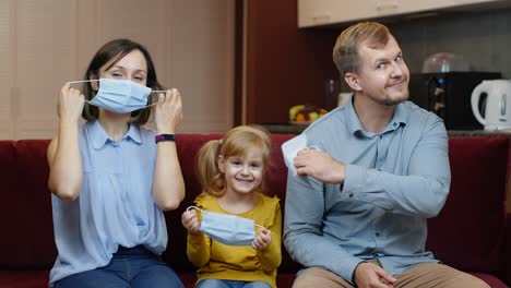 Quarantäne-Lockdown-Covid-19-Coronavirus-über-Das-Ende-Des-Konzepts-Hinaus:-Familie-Nimmt-Zu-Hause-Medizinische-Masken-Ab