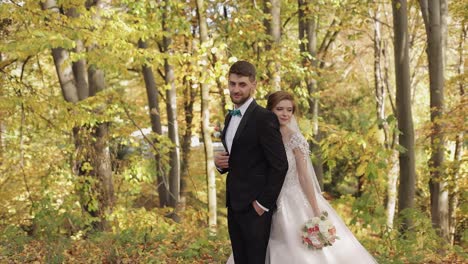 Recién-Casados.-Novio-Caucásico-Con-Novia-En-El-Parque.-Pareja-De-Novios.-Familia-Feliz