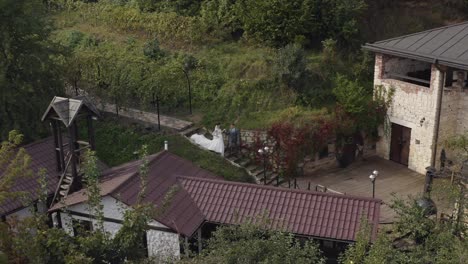 Encantadores-Recién-Casados-Novia-Caucásica-Novio-Caminando-En-El-Parque,-Tomados-De-La-Mano,-Pareja-De-Novios-Familia