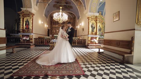 Recién-Casados.-Novia-Y-Novio-Caucásicos-Juntos-En-Una-Iglesia-Antigua.-Boda