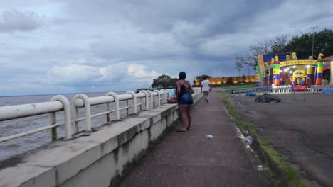 Pasee-Por-La-Costanera-De-Macapá,-Con-Restaurantes-Junto-Al-Río-Y-El-Majestuoso-Río-Amazonas