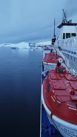 Crucero-Por-La-Antártida-En-Un-Viaje-En-Barco-Por-La-Antártida-Con-Un-Paisaje-Hermoso-E-Increíble-Y-Un-Paisaje-Invernal-Con-Glaciares-E-Icebergs-En-El-Mar-Del-Océano-Austral-En-La-Península-Antártica