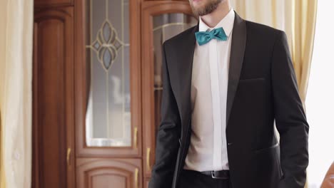 Novio-Con-Camisa-Blanca-Y-Chaqueta-En-Casa.-Día-De-La-Boda.-Hombre-Guapo.