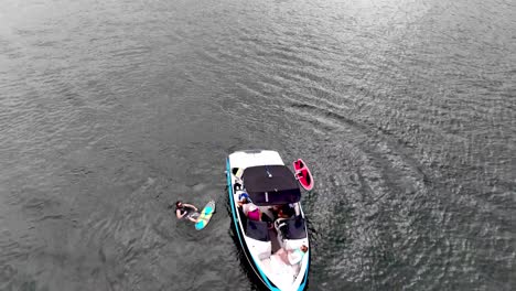 Vista-Aérea-De-Un-Barco-De-Wakeboard-En-El-Lago-James,-Carolina-Del-Norte