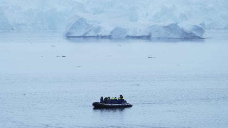 Excursión-En-Barco-Por-La-Antártida,-Excursión-En-La-Península-Antártica,-Experiencia-De-Viaje-En-La-Península-Antártica-En-El-Mar-Del-Océano-Austral-En-Una-Aventura-En-Un-Bote-Zodiac-En-Una-Increíble-Experiencia-De-Viaje-única