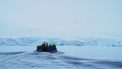 Excursión-En-Barco-Por-La-Antártida,-Excursión-En-La-Península-Antártica,-Experiencia-De-Viaje-En-La-Península-Antártica-En-El-Mar-Del-Océano-Austral-En-Una-Aventura-En-Un-Bote-Zodiac-En-Una-Increíble-Experiencia-De-Viaje-única