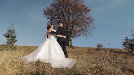 Frischvermählte.-Kaukasischer-Bräutigam-Mit-Braut-In-Der-Nähe-Eines-Schönen-Herbstbaums.-Hochzeitspaar