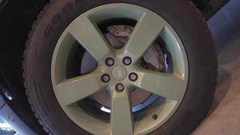 360-roll-shot-of-a-new-Land-Rover-Defenders-alloy-wheel-on-display-at-a-show