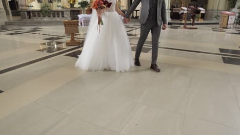 Hermosa-Pareja-De-Recién-Casados,-Novios-Caminando-En-Una-Antigua-Iglesia,-Ceremonia-De-Boda,-Matrimonio