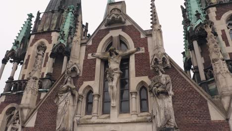 Vista-Aérea-De-La-Histórica-Iglesia-De-Los-Santos-Olga-Y-Elizabeth,-Antiguo-Templo-Gótico-En-La-Ciudad-De-Lviv,-Ucrania