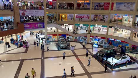 Interior-De-Un-Centro-Comercial-De-Varios-Niveles-Con-Tiendas-De-Marca-Y-Gente-Caminando-Para-Hacer-Compras.